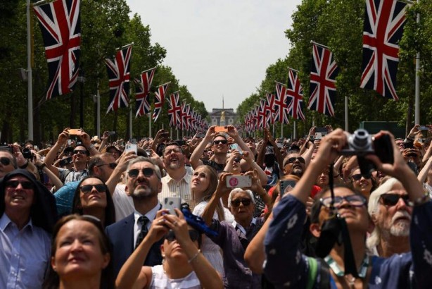 Foto - Kral’a '200 atlı 70 uçaklı' doğum günü eğlencesi