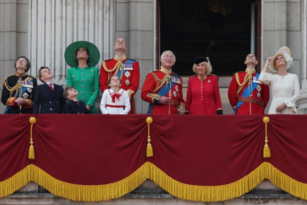 Foto - Kral’a '200 atlı 70 uçaklı' doğum günü eğlencesi