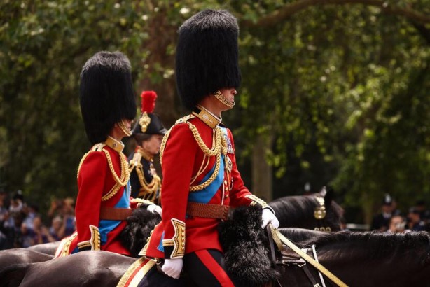 Foto - Kral’a '200 atlı 70 uçaklı' doğum günü eğlencesi