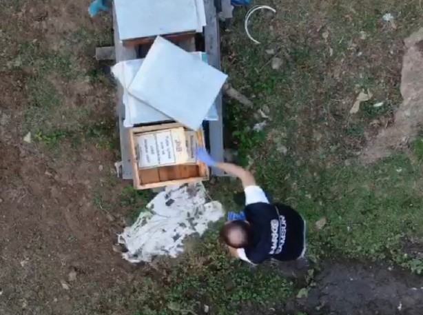 Foto - 'Kraliçe arı var açmayın' dedi! Kovanın içinde çıkanlar şoke etti