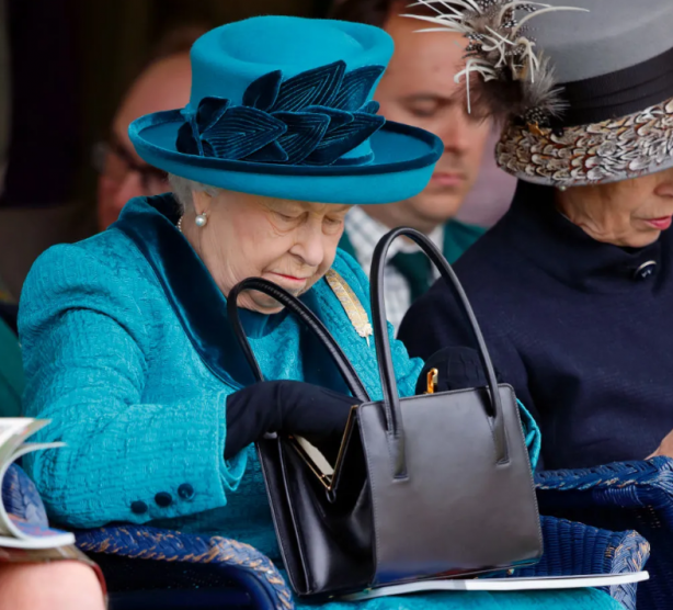 Foto - Kraliçe II. Elizabeth çantasıyla gizli mesajlar veriyormuş!