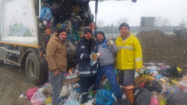 Foto - Küçük çocuğun hayali yarım kalmadı! 8 ton çöpü didik didik ettiler