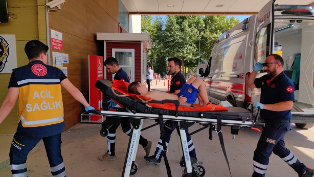 Küçük çocuk çay doldurmaya çalışırken kendini yaktı