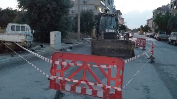 Foto - Küçük çocuk halatı kopan direğin altında can verdi!