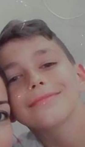 Foto - Küçük çocuk halatı kopan direğin altında can verdi!