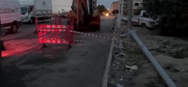 Foto - Küçük çocuk halatı kopan direğin altında can verdi!