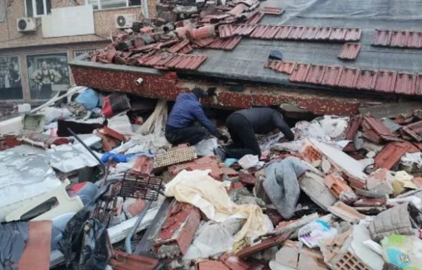 Foto - Küçük çocuk kurtarılamayınca bakın ne yaptılar! Kahreden görüntü