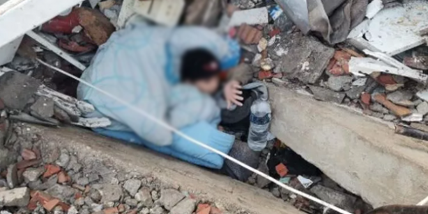 Foto - Küçük çocuk kurtarılamayınca bakın ne yaptılar! Kahreden görüntü