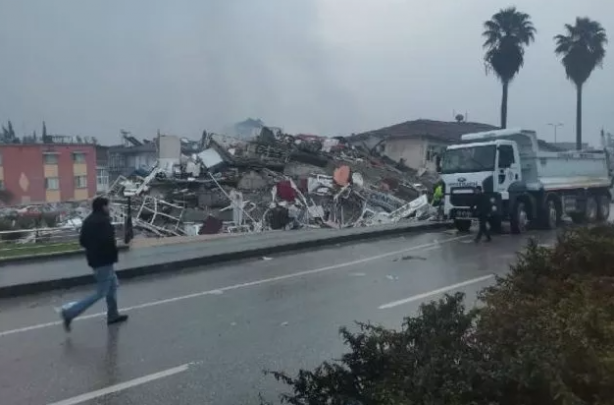 Foto - Küçük çocuk kurtarılamayınca bakın ne yaptılar! Kahreden görüntü