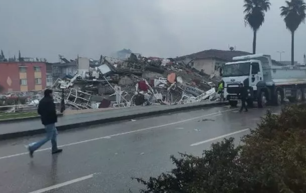 Foto - Küçük çocuk kurtarılamayınca bakın ne yaptılar! Kahreden görüntü