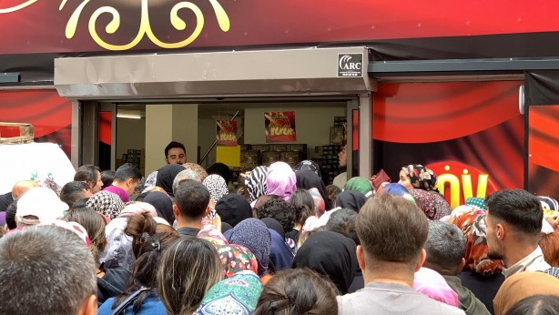 Foto - Küçük çocuk neye uğradığını şaşırdı! ‘Ne alırsan 100 lira’ izdihamı