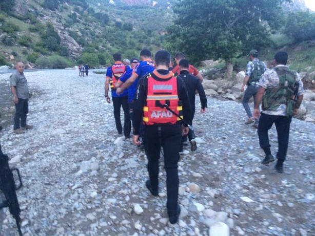 Foto - Küçük kızı kurtarmaya çalışan kadın canından oldu