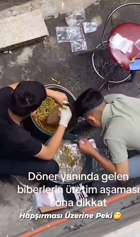 Foto - Küçük paketlerdeki biberlerin nasıl doldurulduğu ortaya çıktı! Bu görüntüleri izledikten sonra, değil ağzınıza, elinize bile sürmeyeceksiniz