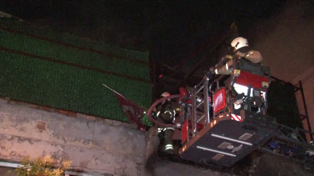 Küçükçekmece’de 2 katlı geri dönüşüm depo binası alev alev yandı