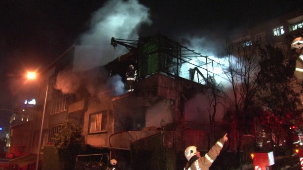 Foto - Küçükçekmece’de 2 katlı geri dönüşüm depo binası alev alev yandı