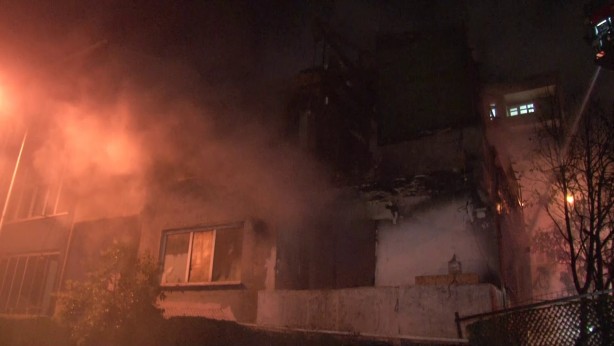 Foto - Küçükçekmece’de 2 katlı geri dönüşüm depo binası alev alev yandı