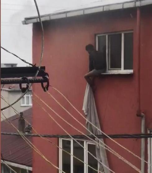 Foto - Küçükçekmece'de çıkan yangında can pazarı yaşandı