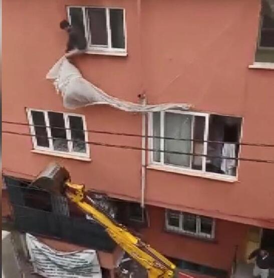 Küçükçekmece'de çıkan yangında can pazarı yaşandı