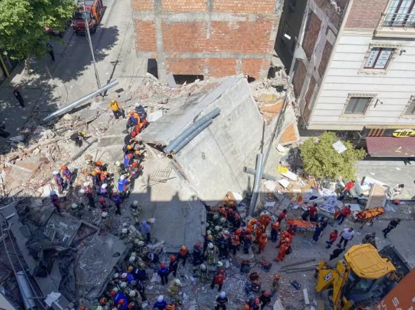 Foto - Küçükçekmece’de çöken 3 katlı binanın eski fotoğrafları! Çökme nedeni hala bir sır