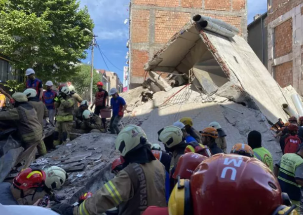 Foto - Küçükçekmece’de çöken 3 katlı binanın eski fotoğrafları! Çökme nedeni hala bir sır