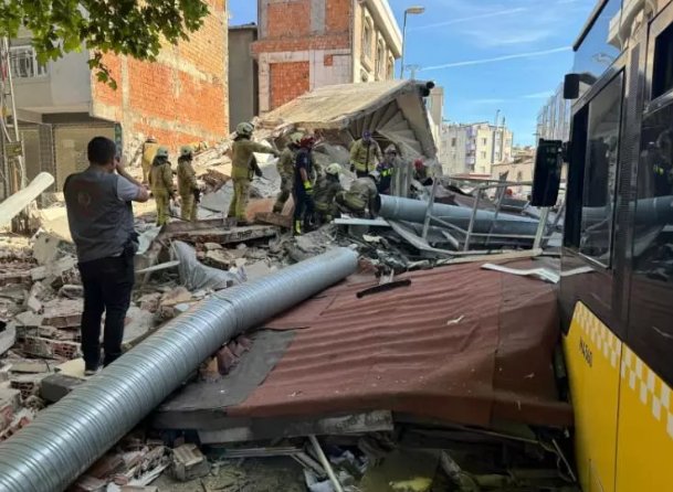 Foto - Küçükçekmece’de çöken 3 katlı binanın eski fotoğrafları! Çökme nedeni hala bir sır