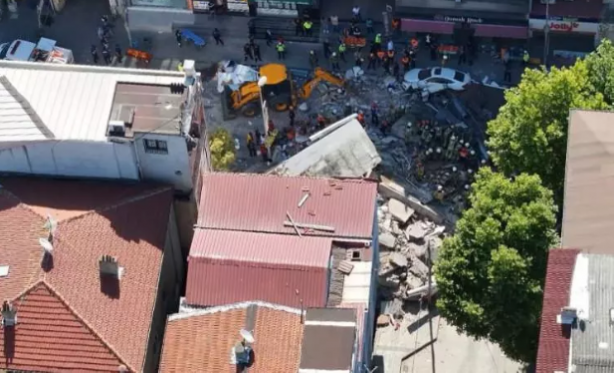 Küçükçekmece’de çöken 3 katlı binanın eski fotoğrafları! Çökme nedeni hala bir sır