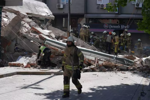 Foto - Küçükçekmece’de çöken 3 katlı binanın eski fotoğrafları! Çökme nedeni hala bir sır