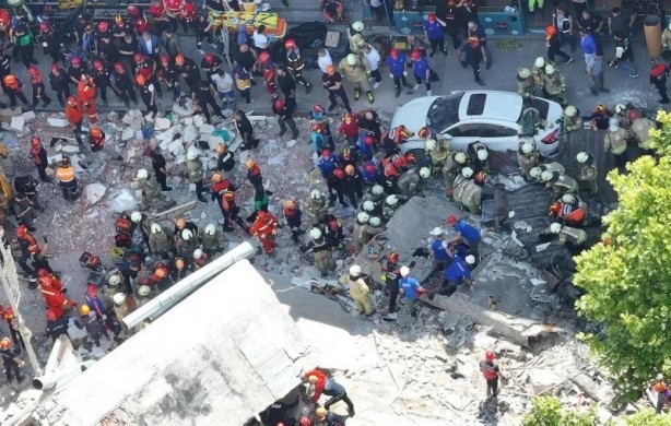 Foto - Küçükçekmece’de çöken binanın sahibi konuştu! Kolon kesildi mi? İşte yanıtı…