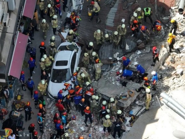 Foto - Küçükçekmece’de çöken binanın sahibi konuştu! Kolon kesildi mi? İşte yanıtı…