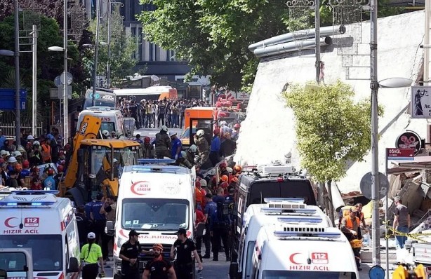 Foto - Küçükçekmece’de çöken binanın sahibi konuştu! Kolon kesildi mi? İşte yanıtı…