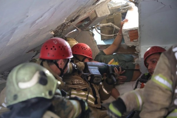 Foto - Küçükçekmece’de çöken binanın sahibi konuştu! Kolon kesildi mi? İşte yanıtı…