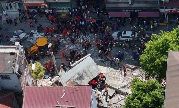 Foto - Küçükçekmece’de çöken binanın sahibi konuştu! Kolon kesildi mi? İşte yanıtı…