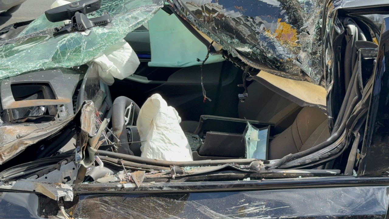 Foto - Küçükçekmece'de feci kaza! Lüks otomobil TIR'ın altına girdi