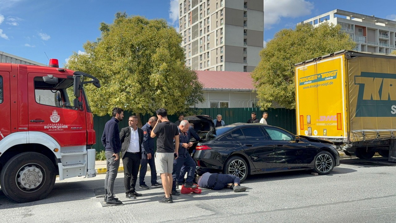 Foto - Küçükçekmece'de feci kaza! Lüks otomobil TIR'ın altına girdi