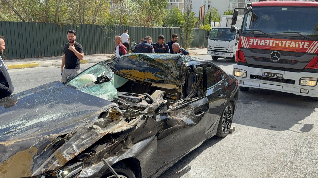 Foto - Küçükçekmece'de feci kaza! Lüks otomobil TIR'ın altına girdi