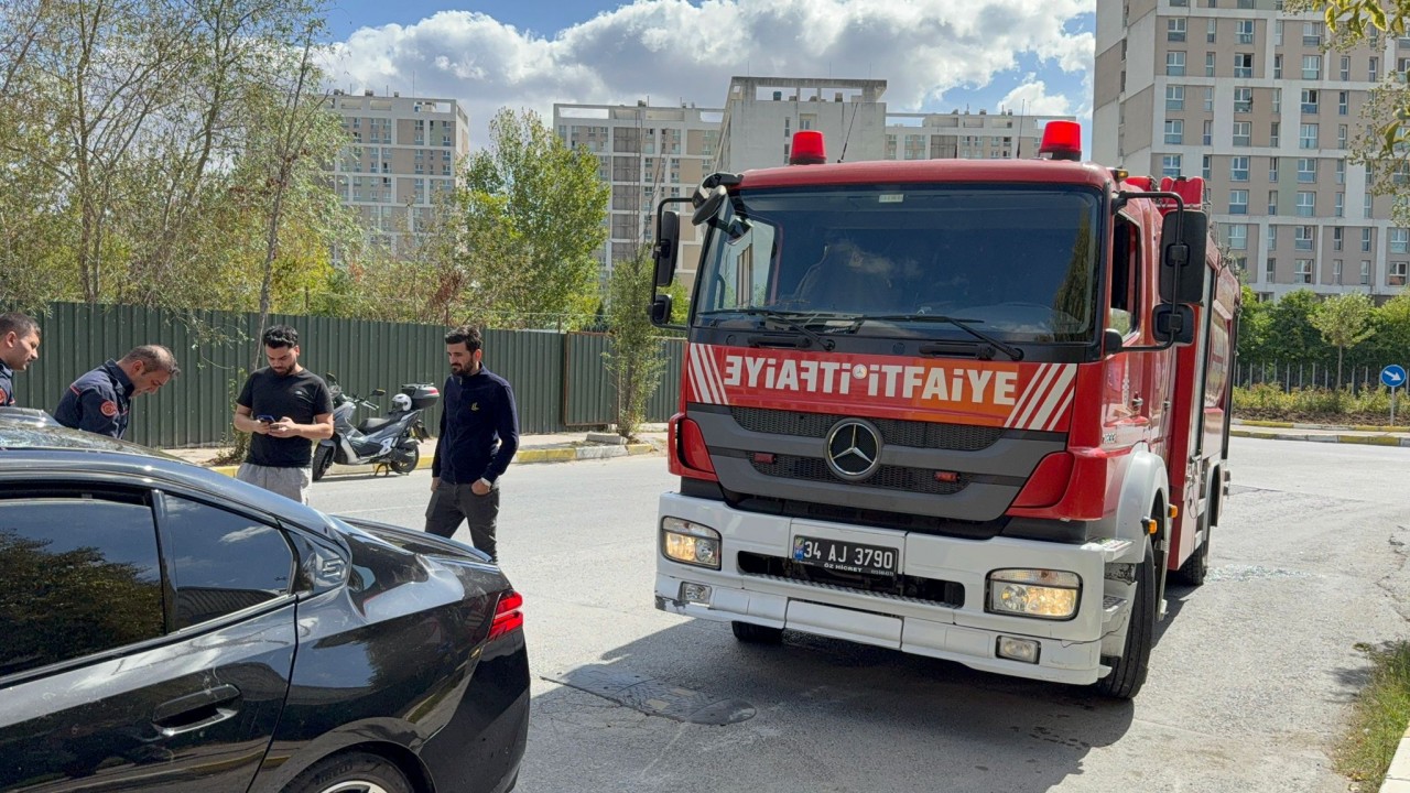 Foto - Küçükçekmece'de feci kaza! Lüks otomobil TIR'ın altına girdi