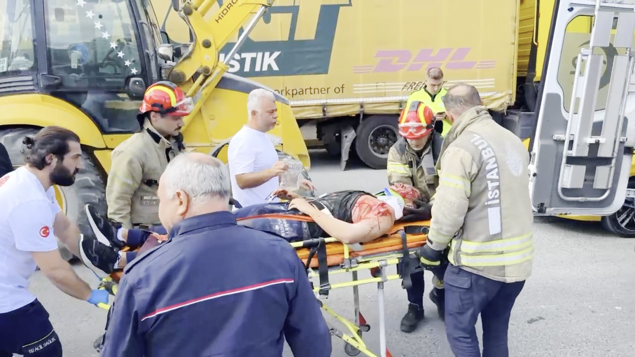 Foto - Küçükçekmece'de feci kaza! Lüks otomobil TIR'ın altına girdi