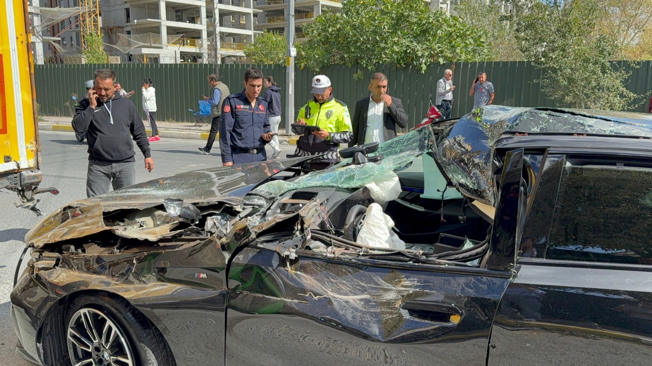 Küçükçekmece'de feci kaza! Lüks otomobil TIR'ın altına girdi