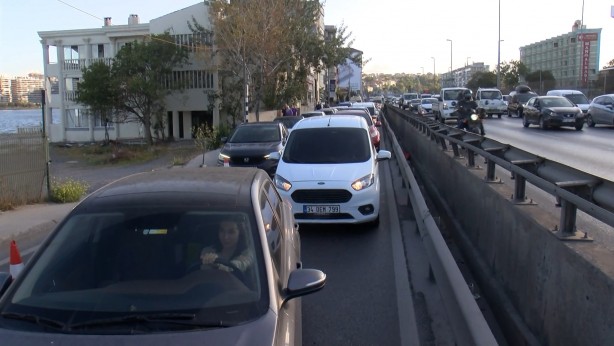 Foto - Küçükçekmece'de metruk binadaki yangın, D-100 Karayolu'nda trafiği kilitledi