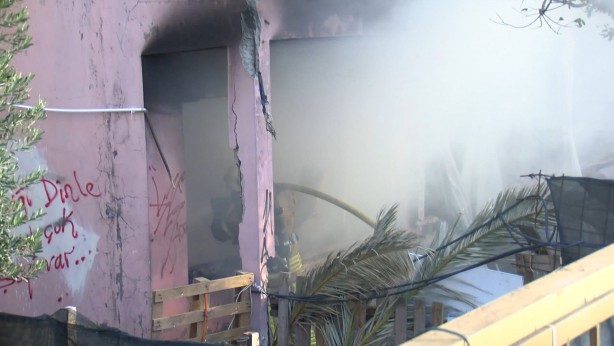 Foto - Küçükçekmece'de metruk binadaki yangın, D-100 Karayolu'nda trafiği kilitledi