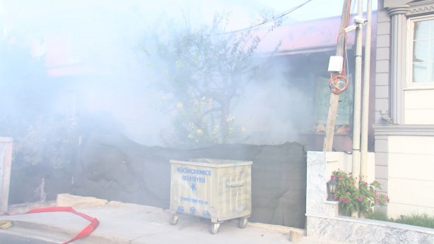 Foto - Küçükçekmece'de metruk binadaki yangın, D-100 Karayolu'nda trafiği kilitledi