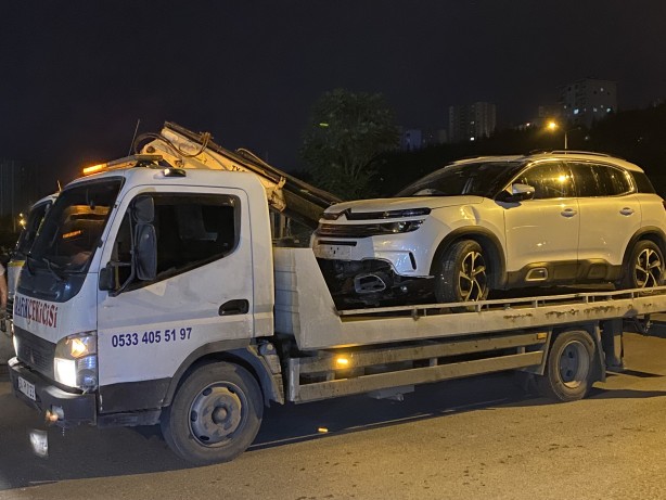 Küçükçekmece'de şantiye alanından geçen araç çukura düştü