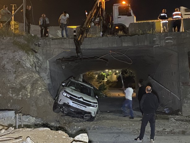 Foto - Küçükçekmece'de şantiye alanından geçen araç çukura düştü
