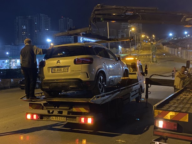 Foto - Küçükçekmece'de şantiye alanından geçen araç çukura düştü