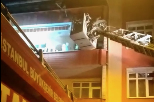 Küçükçekmece’de tek katlı baraka alev alev yandı