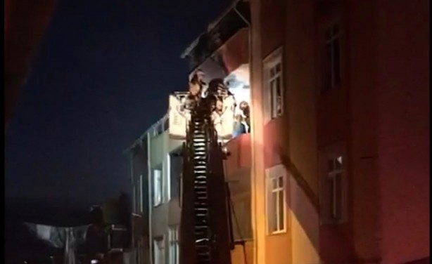 Foto - Küçükçekmece’de tek katlı baraka alev alev yandı