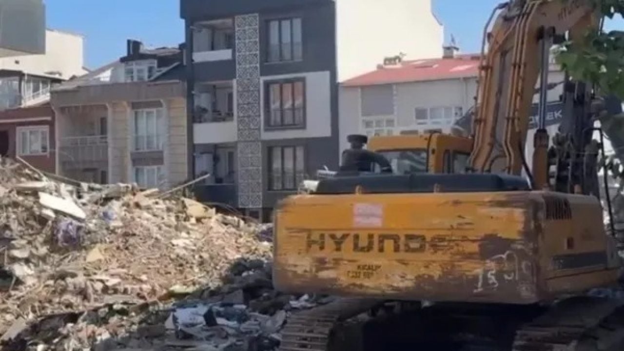 Foto - Küçükçekmece'de yıkım felaketi ucuz atlatıldı: Tedbirsizlik ve ihmalkarlık 7 katlı binayı yerle bir etti! 