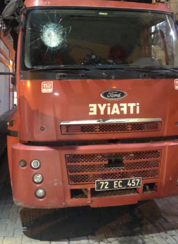 Foto - Kudurmuş köpeklerden de bu beklenir! İtfaiye aracına saldırdılar