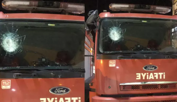 Foto - Kudurmuş köpeklerden de bu beklenir! İtfaiye aracına saldırdılar