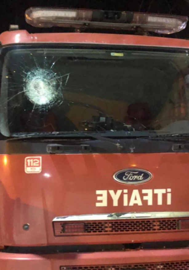 Foto - Kudurmuş köpeklerden de bu beklenir! İtfaiye aracına saldırdılar